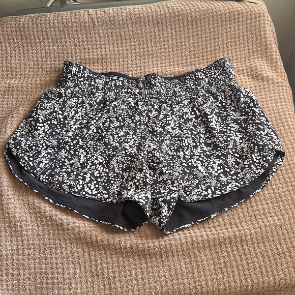 Lululemon Athletic Choose A Side Shorts White Bubble print ~ EUC - Picture 6 of 7